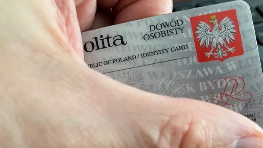 Na zdjęciu dowód osobisty, na którym dane wrażliwe zakryto ręką