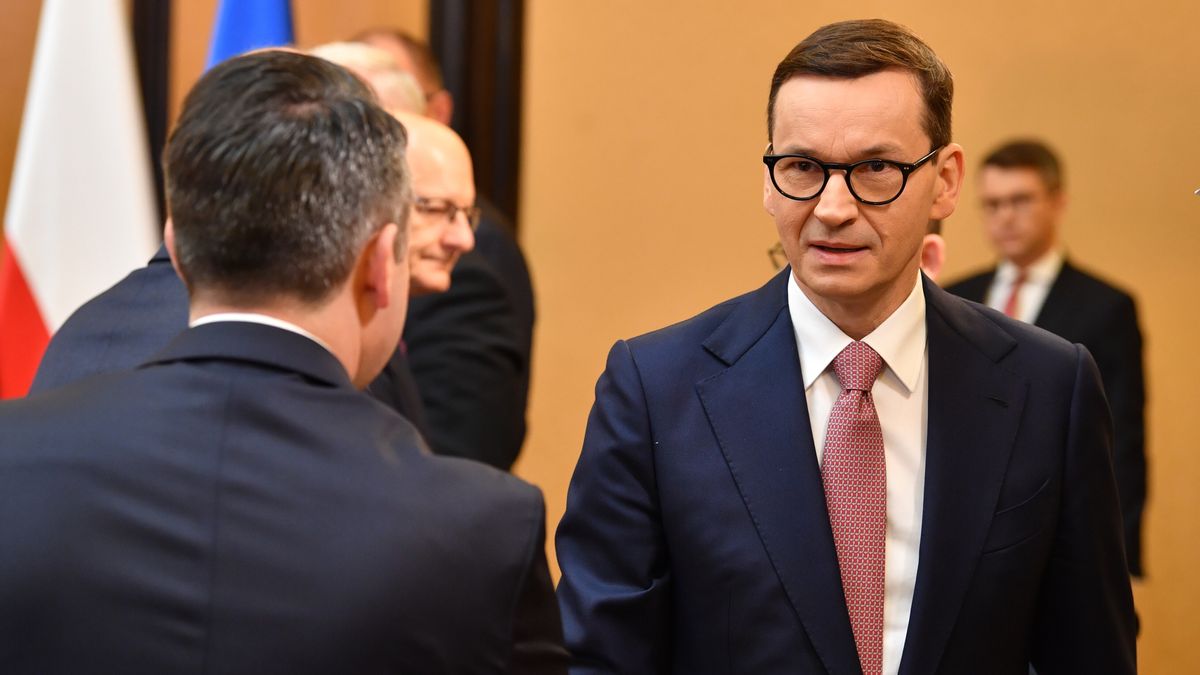 Warszawa, 07.04.2022. Premier Mateusz Morawiecki (P) podczas spotkania dotyczącego współpracy rządu i samorządu terytorialnego w sprawie uchodźców z Ukrainy, 7 bm. w KPRM w Warszawie. (sko) PAP/Radek Pietruszka