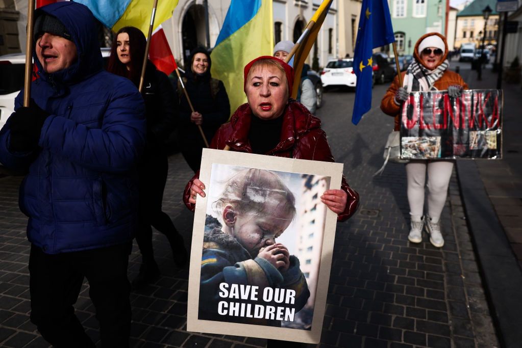 Rosjanie umieszczają ukraińskie dzieci w obozach, gdzie przechodzą "reedukację"