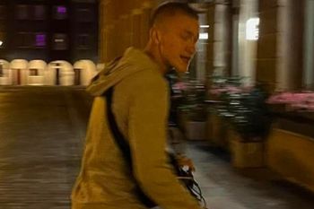 Atak na poznańskiej ulicy. Uderzył mężczyznę pięścią w twarz, jest poszukiwany