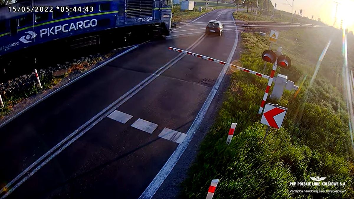 Nagranie z wypadku na przejeździe kolejowym w Wojnowicach. Kierowca ominął zamknięte rogatki i wjechał wprost pod nadjeżdżający pociąg. Źródło: PKP PLK/
