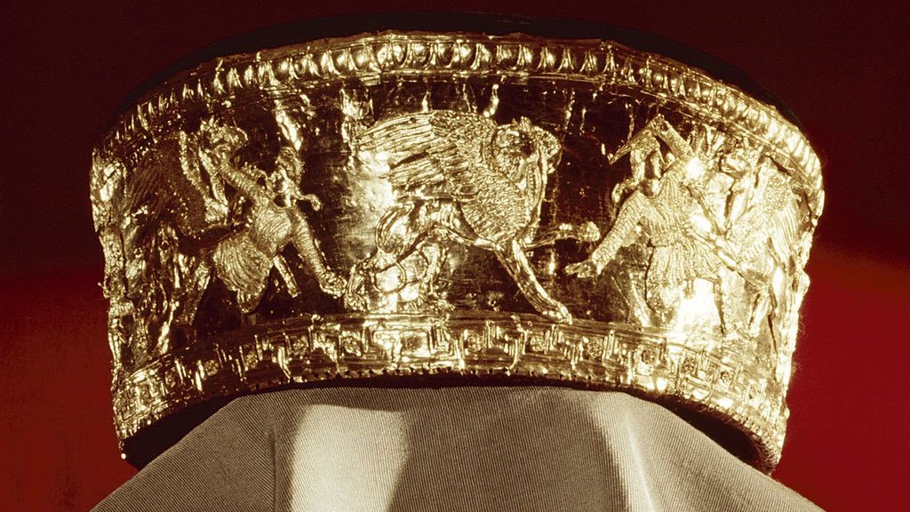 Nakrycie głowy  wykonane z trzydziestu kawałków połączonego złota 