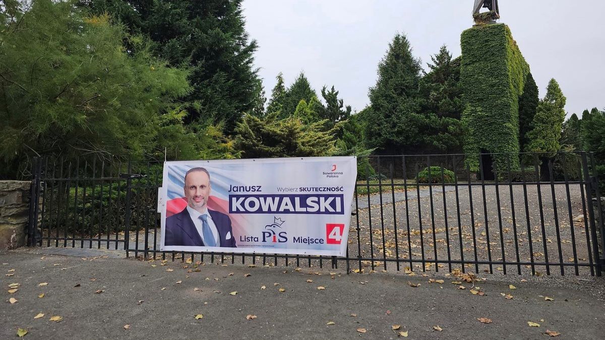 Ogromny baner z wizerunkiem polityka zawisł na bramie cmentarza