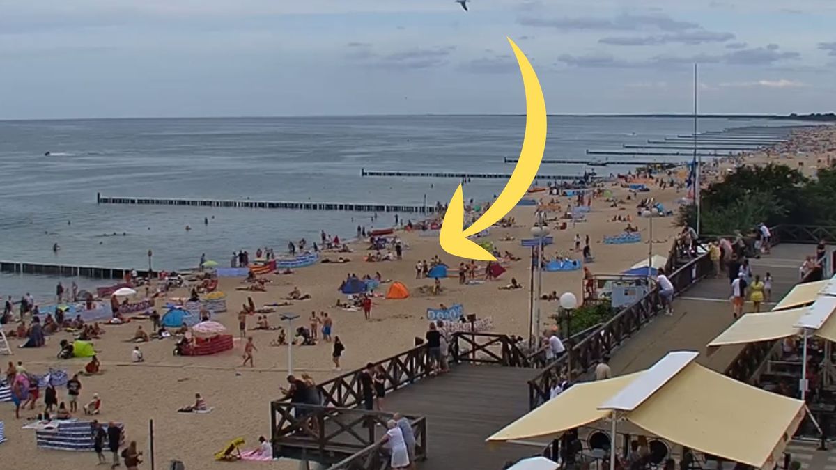 Plaża w Mielnie. Tłumy mimo kiepskiej aury