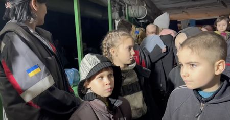 Pułk Azow opublikował nowe nagranie. Przejmujące słowa dzieci ukrywających się w zakładach Azowstal
