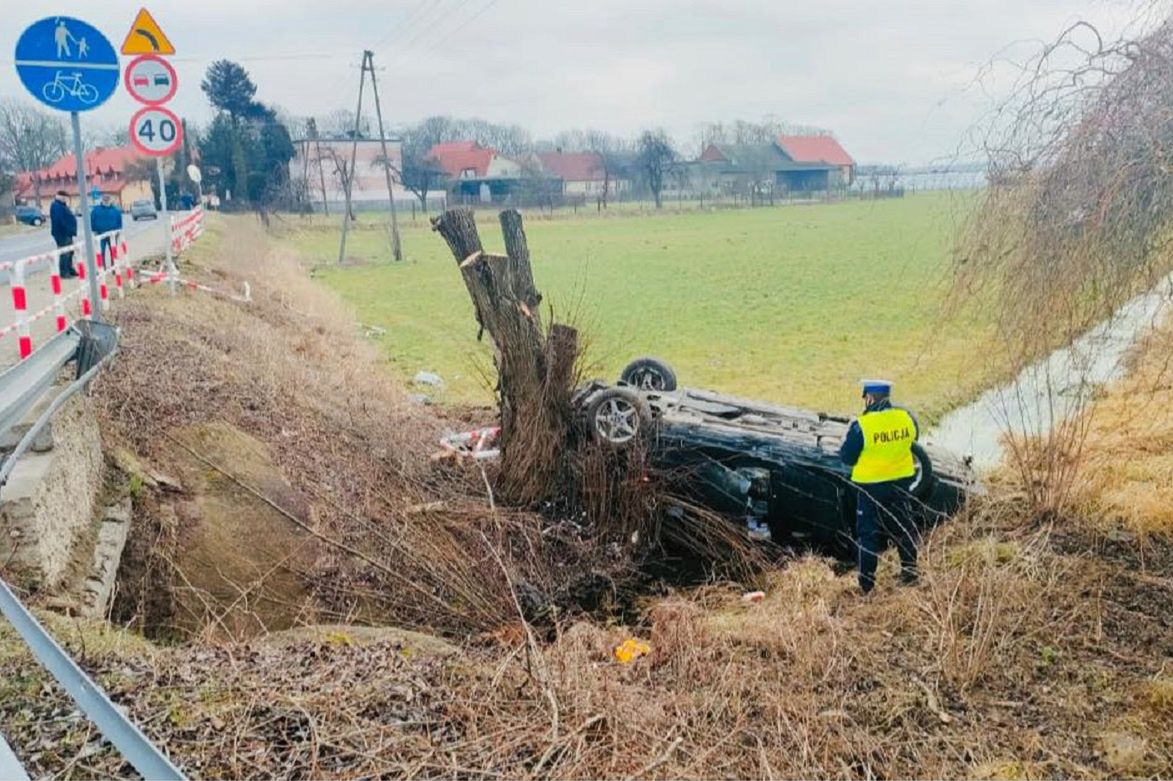 BMW wypadło z drogi i dachowało. Cztery osoby ranne