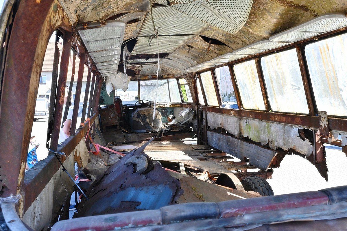 Oborniki: Ten unikatowy autobus tkwił w błocie 60 lat i robił za... ul