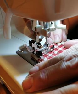 Koronawirus – porady. Jak uszyć maseczkę ochronną? Jak nosić maseczkę wielorazową?