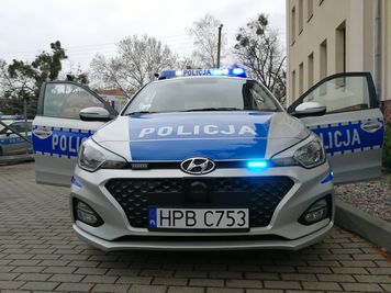 Awantura domowa zakończyła się zatrzymaniem 17-latka. Policjanci znaleźli narkotyki i 10 tysięcy złotych