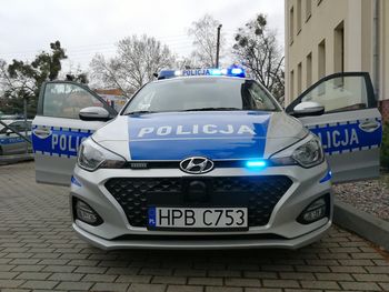 Awantura domowa zakończyła się zatrzymaniem 17-latka. Policjanci znaleźli narkotyki i 10 tysięcy złotych