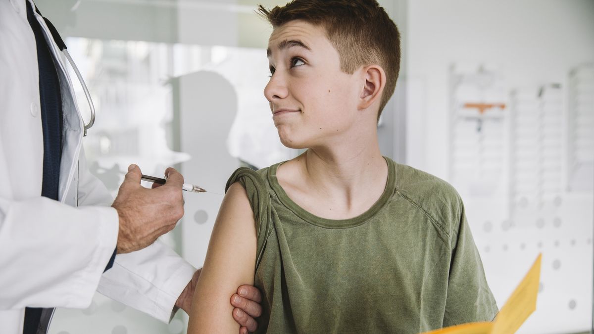 Doctor injecting a vaccine into teenager?s arm
Westend61
50-60 years, adults, caucasian, consultation, doctor's overall, experience, general practice, health, healthcare, immunization card, job, man, mature adults, medical practice, paediatrics, practice, treatment, upper arm, vaccinating, vaccine
