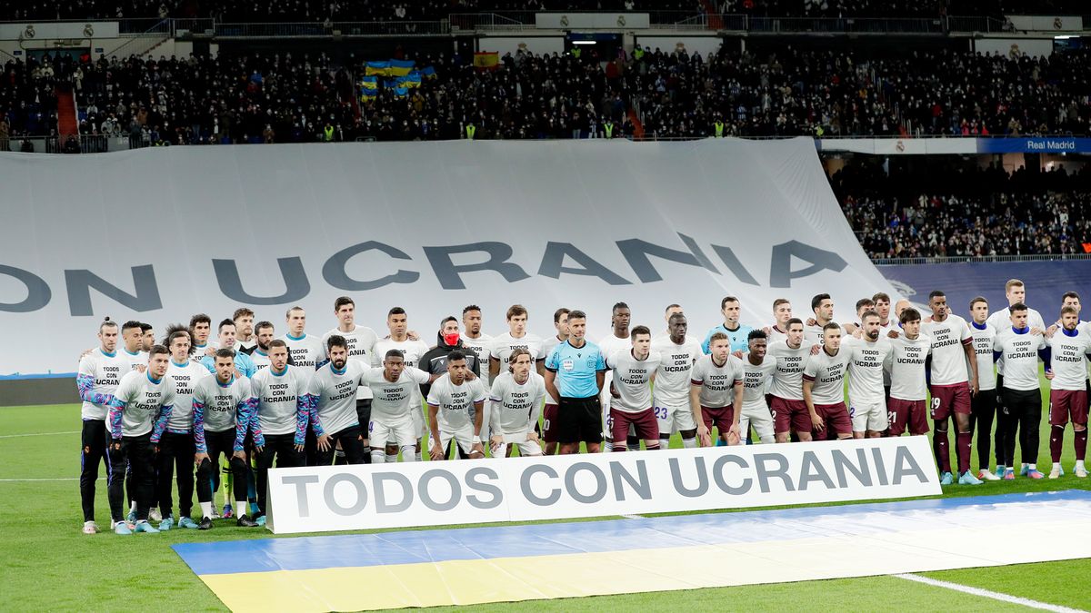 MADRID, SPAIN - MARCH 5: Players of Real Madrid and Real Sociedad wearing a special shirt for supporting Ukraine injury the War against Russia. Todos con Ucrania during the La Liga Santander  match between Real Madrid v Real Sociedad at the Santiago Bernaubeu on March 5, 2022 in Madrid Spain (Photo by David S. Bustamante/Soccrates/Getty Images)