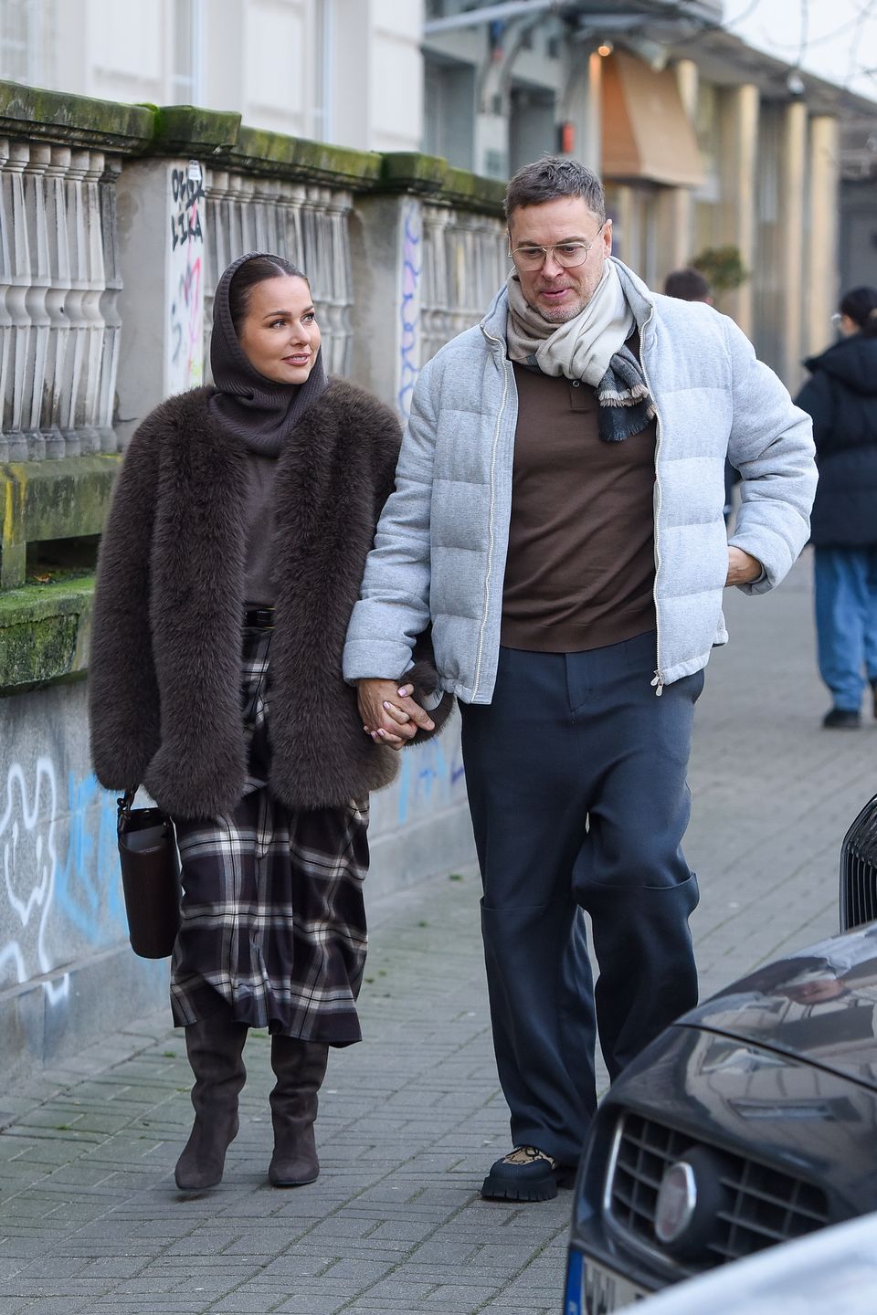 Paulina Sykut-Jeżyna na przymiarkach mężem