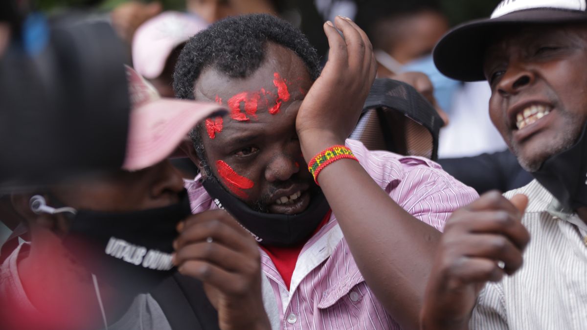 Protest w Kenii przeciwko brutalności policji wobec osób, które złamały obostrzenia.