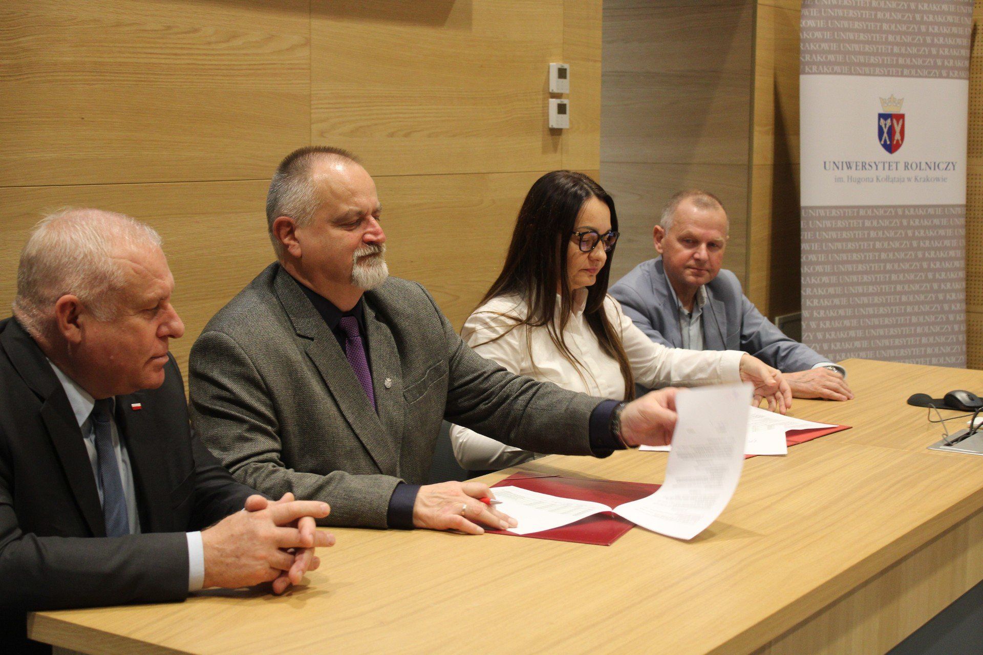 Podpisanie umowy o współpracy pomiędzy Uniwersytetem Rolniczym im. Hugona Kołłątaja w Krakowie, reprezentowanym przez rektora dr. hab. inż. Sylwestra Tabora, prof. URK, a Instytutem Rozwoju Obszarów Wiejskich, reprezentowanym przez prezes Annę Glixelli