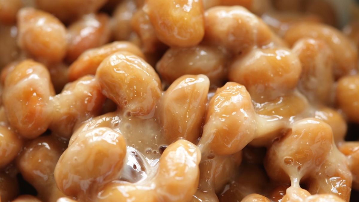 Natto zawiera dużo witaminy K, probiotyki i błonnik