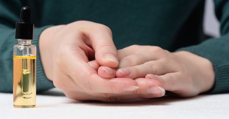 Grzybica lub bakteria po źle wykonanej hybrydzie? Olejek herbaciany uratuje paznokcie