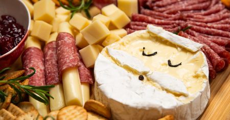 Świąteczna deska z przekąskami w takim wydaniu znika w mgnieniu oka