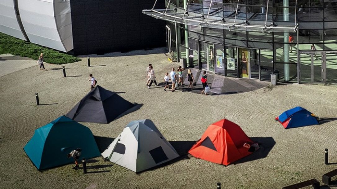 Czy ludzie rzeczywiście wystawili namioty w oczekiwaniu na otwarcie... kawiarni?