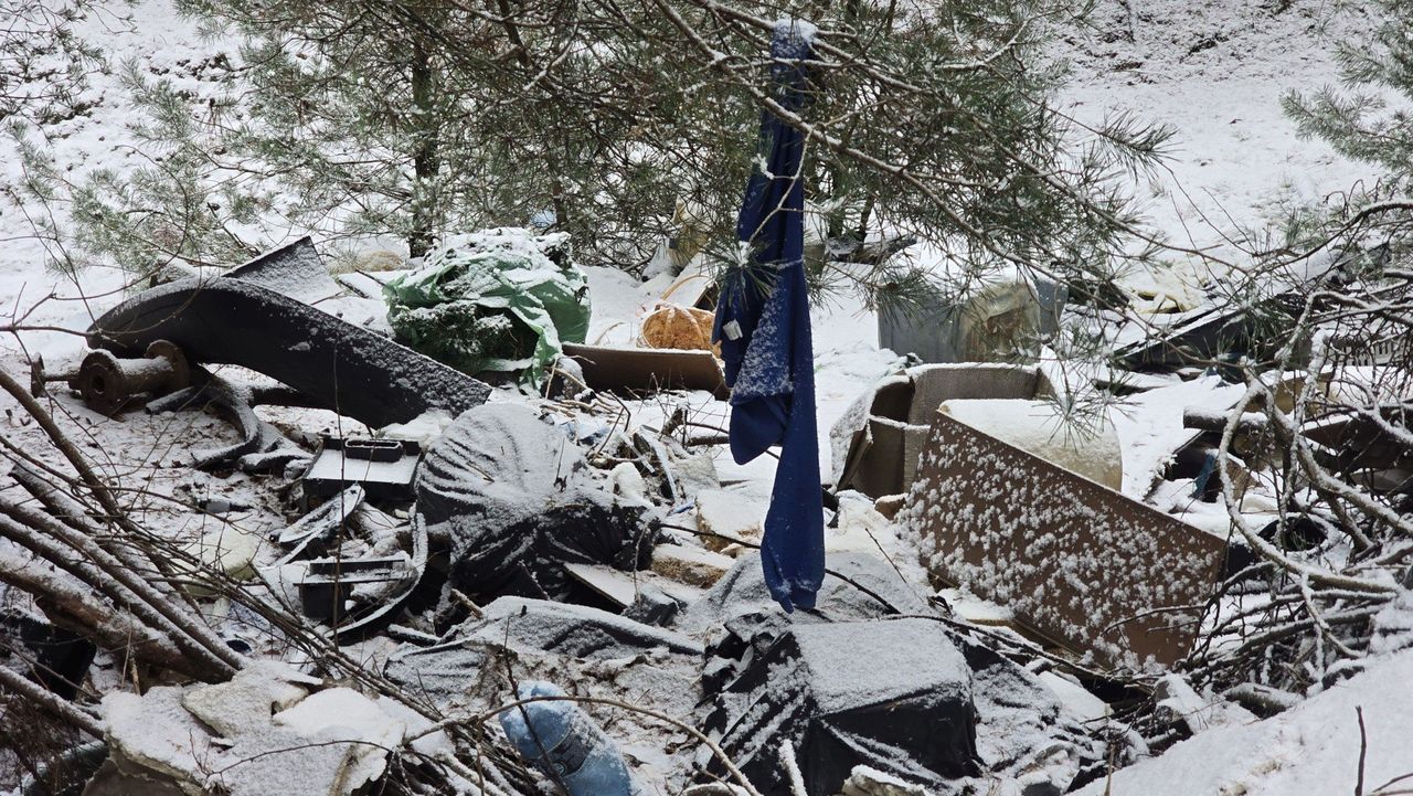Rożno-Parcele: Nielegalne wysypisko na prywatnej działce w lesie
