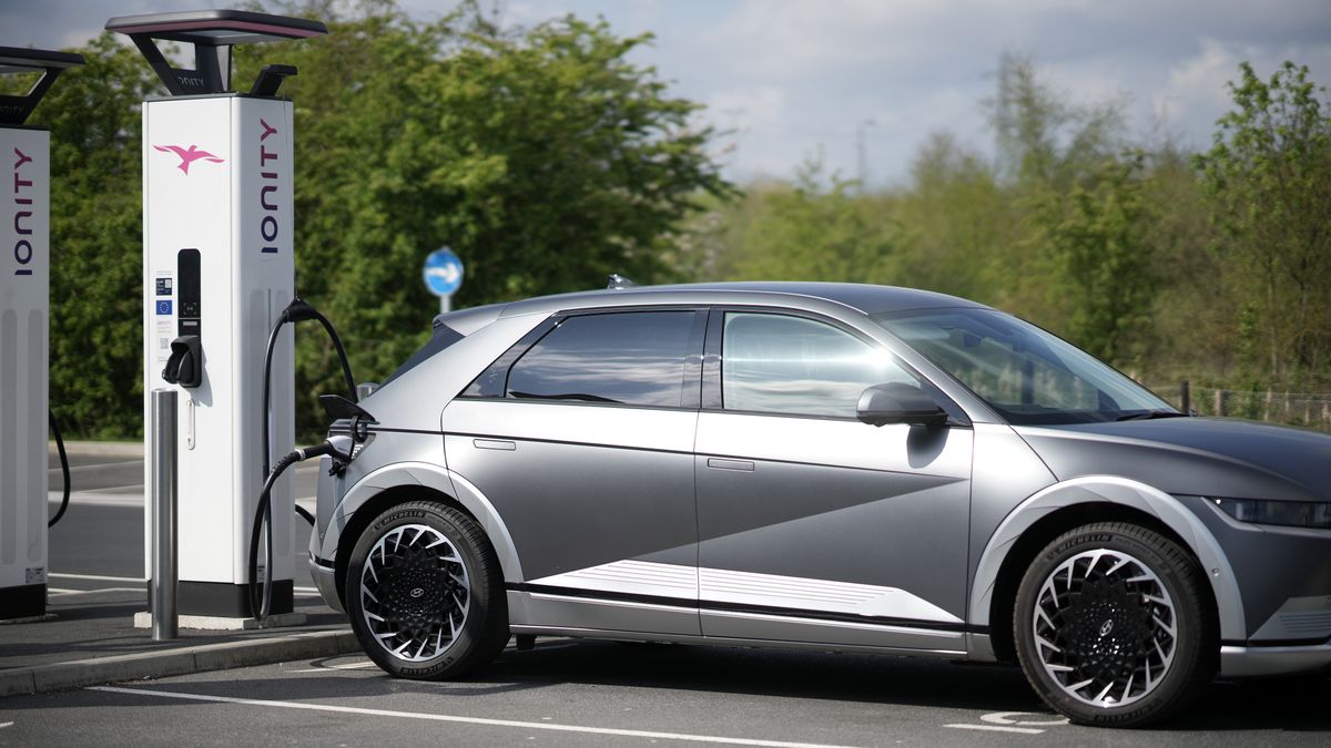 Holandia i Niemcy - to tam znajduje się połowa wszystkich punktów ładowania, czyli "wtyczek". Jedna stacja ładowania może mieć kilka takich punktów