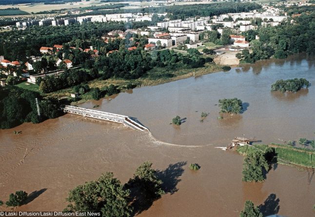 Powódź tysiąclecia we Wrocławiu. Wroclaw, lipiec 1997 N/z: przerwany most na rzece Odra.