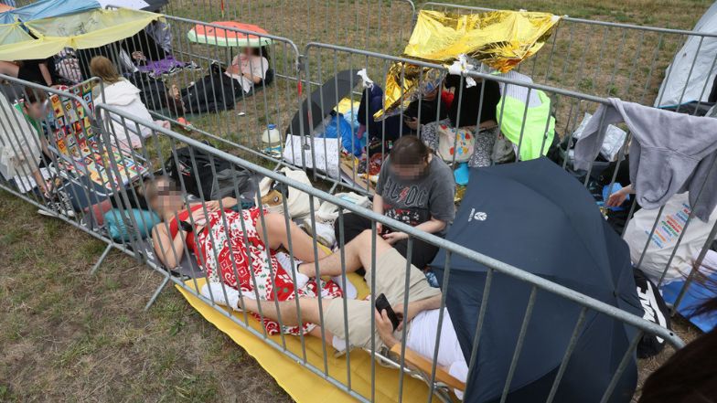 Fanki Harry'ego Stylesa koczują przed PGE Narodowym 