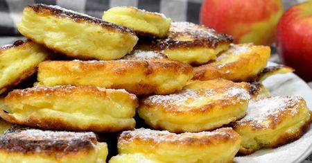 Wsypuję do racuchów. Są jeszcze delikatniejsze i pięknie pachną