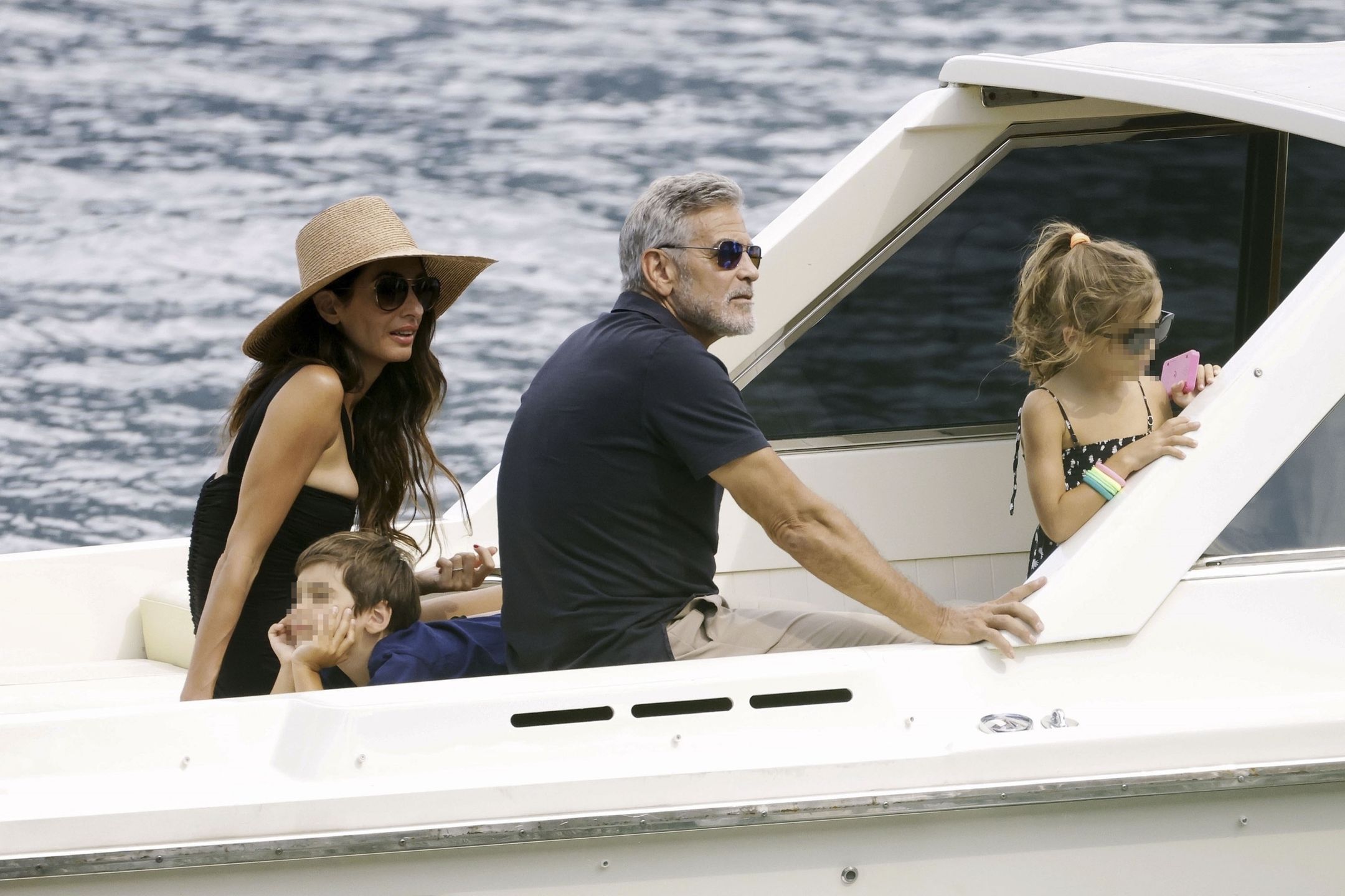 George Clooney i Amal Clooney wypoczywają z dziećmi nad jeziorem Como