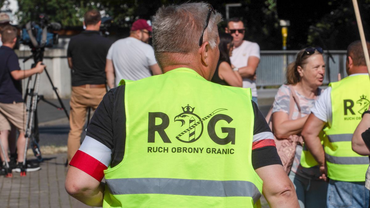 Porajów (gm. Bogatynia, pow. zgorzelecki), 03.07.2025. Pikieta pod egidą Ruchu Obrony Granic przy polsko-niemieckim moście granicznym nad Nysą Łużycką w okolicach Porajowa, 3 bm. (jm) PAP/Krzysztof Ćwik