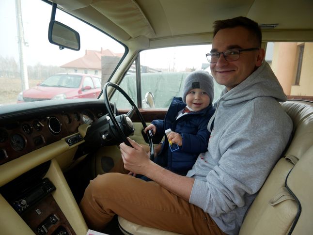2-letni Mikołaj za kierownicą swojego rolls-royce'a z tatą