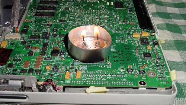 Zobacz, jak serwisy komputerowe naprawiają laptopy. I nie rób tego w domu! 1