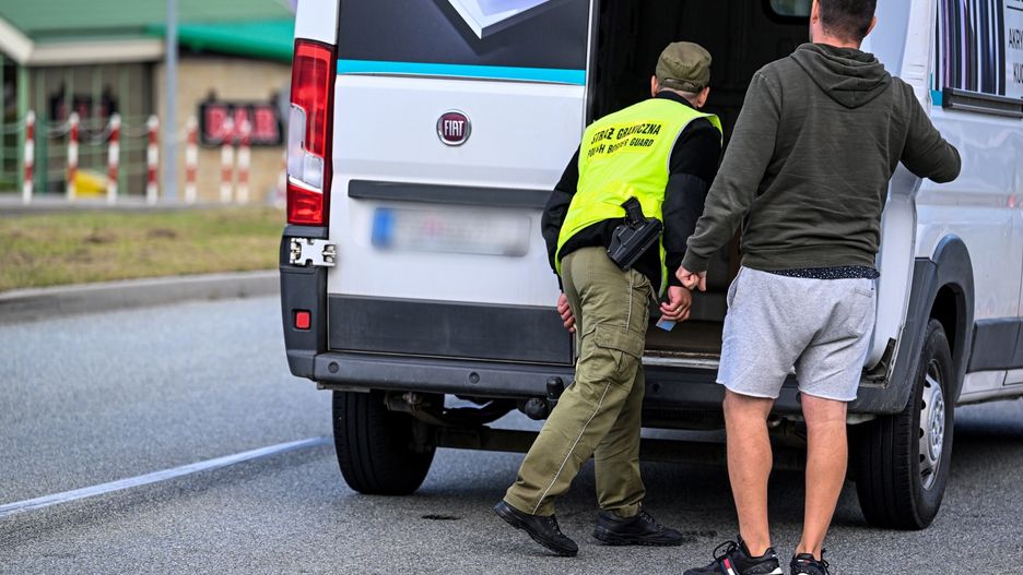 Funkcjonariusz Straży Granicznej podczas kontroli na polsko-słowackim przejściu granicznym w Barwinku