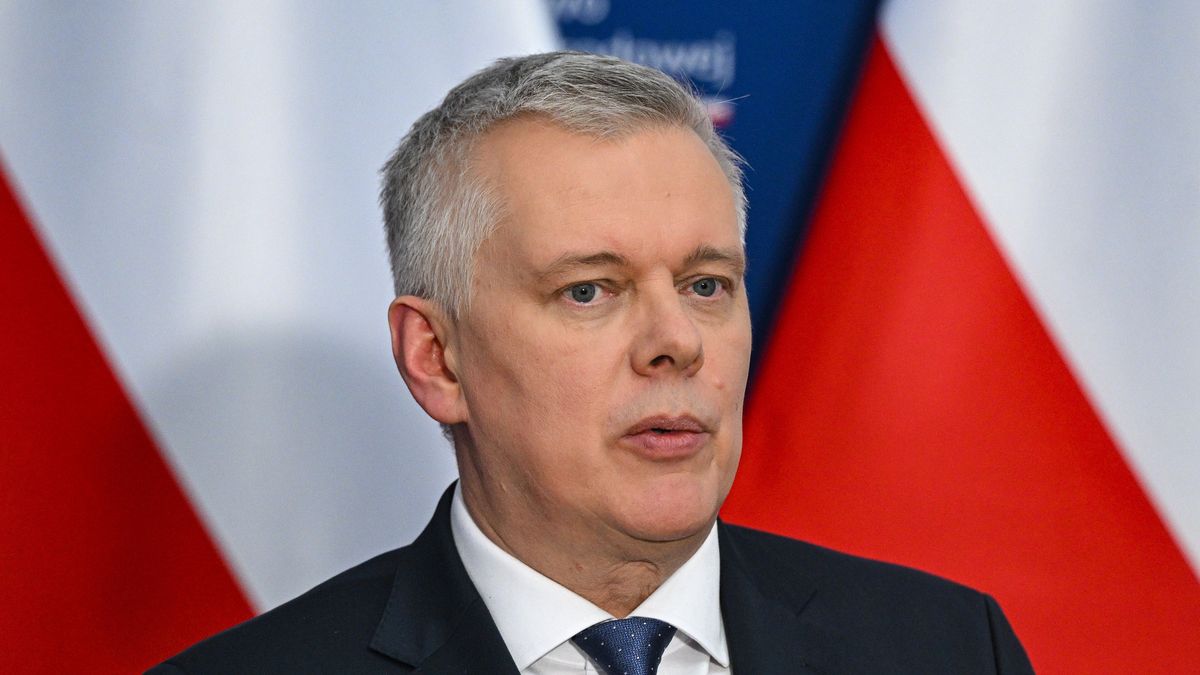 Warszawa, 15.01.2026. Minister-koordynator służb specjalnych Tomasz Siemoniak podczas wspólnej konferencji prasowej z wicepremierem, ministrem obrony narodowej Władysławem Kosiniakiem-Kamyszem, 15 bm. w siedzibie MON w Warszawie. Ministrowie podsumowali spotkanie z prezydentem RP Karolem Nawrockim. (mr) PAP/Radek Pietruszka
