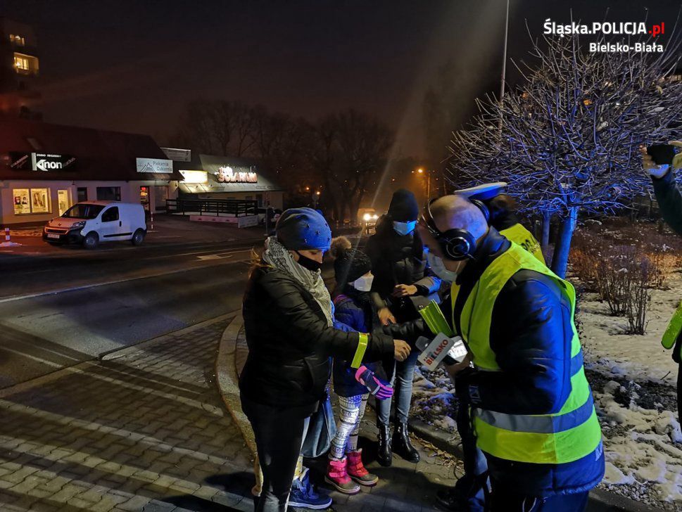 Policja w Bielsku-Białej rozdawała mieszkańcom elementy odblaskowe.