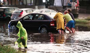 Pogoda. Groźny front nad Polską. Podtopione miasta. Alerty nie ustają