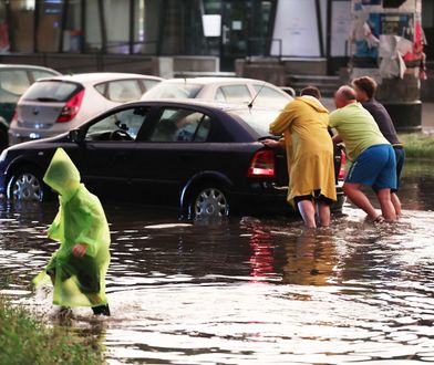 Pogoda. Groźny front nad Polską. Podtopione miasta. Alerty nie ustają