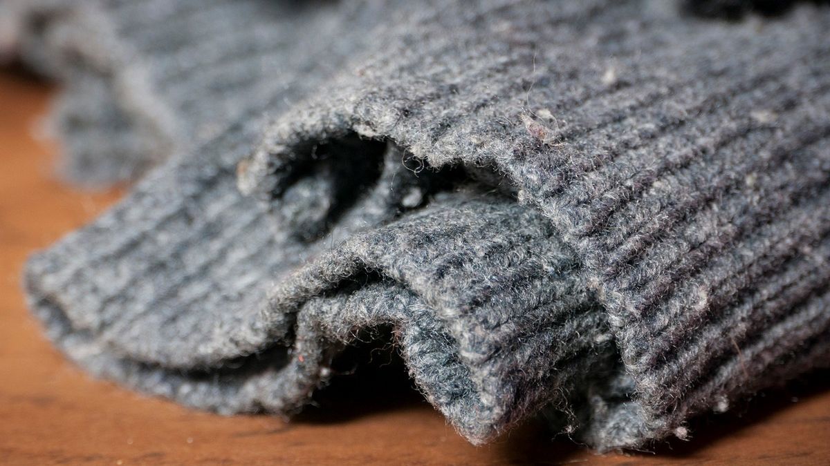 Stary sweter pomoże na miękkie i szybko schnące pranie.