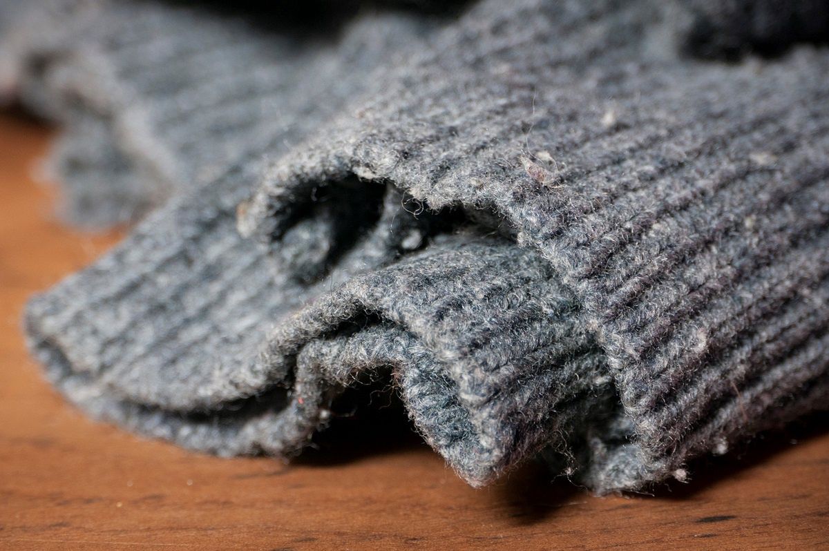Stary sweter zapewni miękkie i szybko schnące pranie.