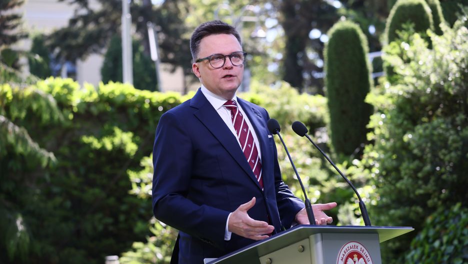Warszawa, 15.05.2024. Marszałek Sejmu Szymon Hołownia podczas konferencji prasowej przed posiedzeniem izby, 15 bm. w Warszawie. Sejm, który wznawia obrady, wysłucha informacji szefa MSWiA o działaniach w celu wyjaśnienia przyczyn wybuchów pożarów w dniach 10-13 maja w różnych miejscach w Polsce. Posłowie zajmą się też projektem ustawy ws. bonu energetycznego oraz projektem zmian w ustawie o pomocy obywatelom Ukrainy. (mr) PAP/Leszek Szymański