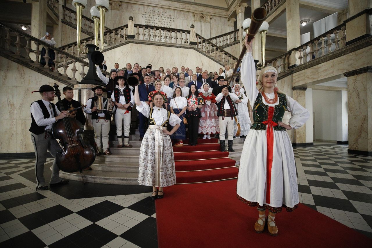 Górale przejęli Urząd Marszałkowski w Katowicach. Grali, śpiewali i częstowali smakołykami