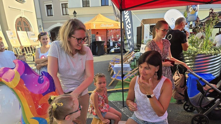 Za dawną synagogą w Lesznie zorganizowano &#34;Letnie popołudnie&#34;. Były atrakcje dla dzieci, koncert i seans filmowy