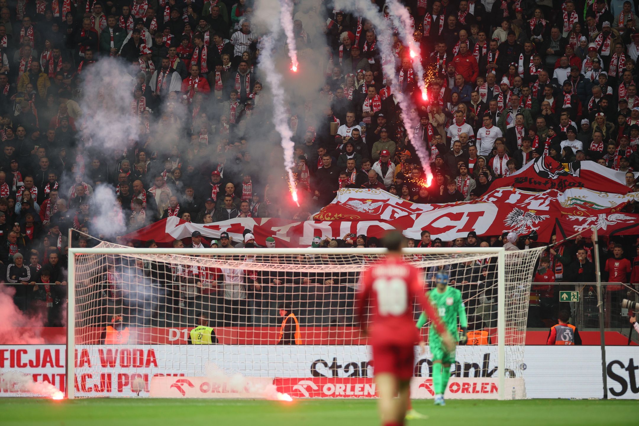 Race rzucone na boisko przez polskich kibiców podczas