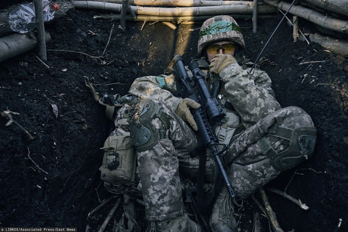 Ukraiński żołnierz na pozycji pod Bachmutem