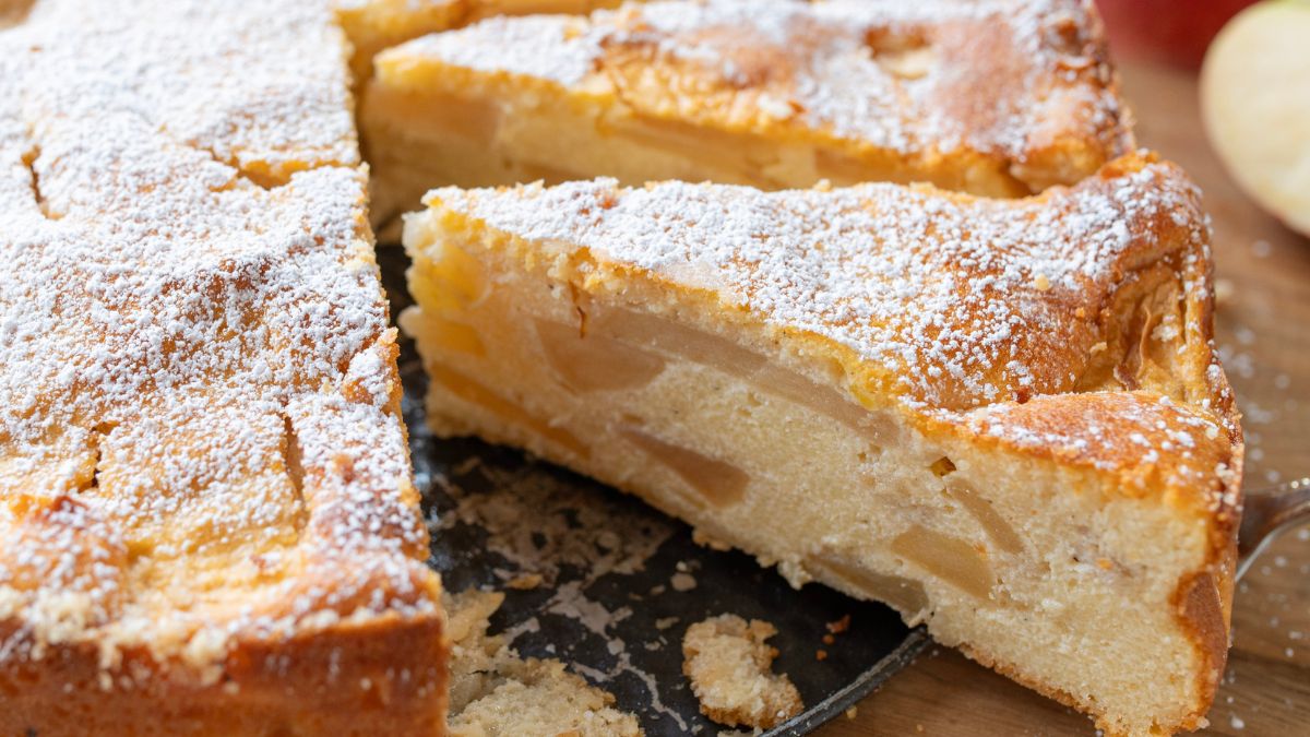 Sernik z jabłkami nie zawiera cukru, ale można posypać odrobiną po wierzchu