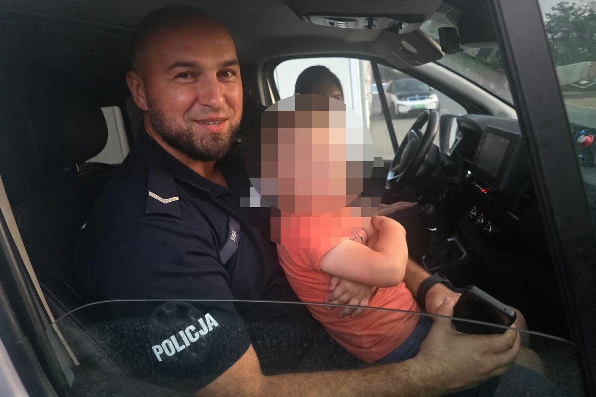 Szedł boso przy trasie S17. Nie wiedział, jak się nazywa. Policja pomogła