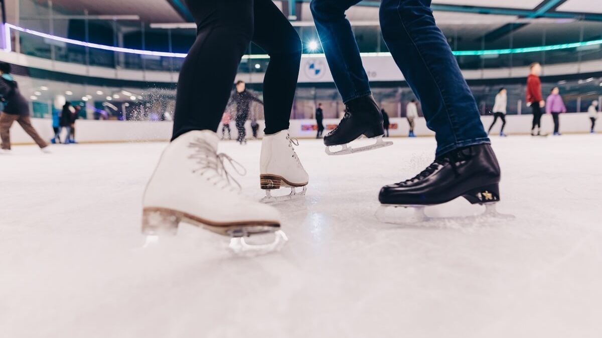 Łyżwiarze na lodowisku Icemania