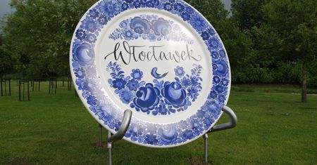 Fajansowy talerz już na Słodowie. Nowy symbol Włocławka robi wrażenie