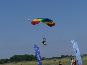 Tłumy na pikniku lotniczym pod Wrocławiem. Emocjonujące loty, balonowe widoki i masa atrakcji dla dzieci