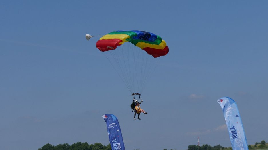Tłumy na pikniku lotniczym pod Wrocławiem! Emocjonujące loty, balonowe widoki i masa atrakcji dla dzieci – to była niedziela pełna wrażeń!
